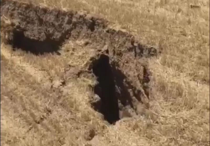 Tarlalarda oluşan derin obruklar köylüleri endişelendirdi
