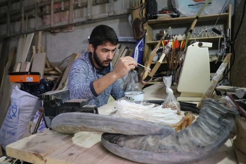 Evinin odunluğunda başladığı kemangerliği yaşatmaya çalışıyor
