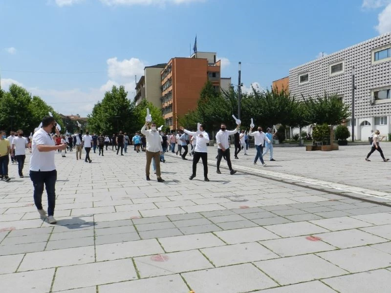 Kosova’da restoran ve kafe sahiplerinden anahtarlı protesto
