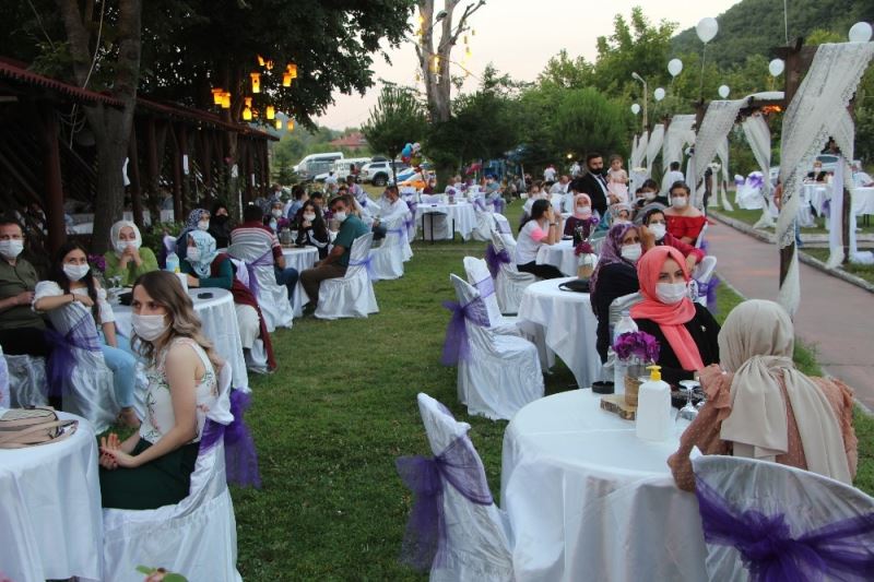 Almanya’dan gelemeyen akrabalarına düğünü uzaktan bağlantı ile izlettiler
