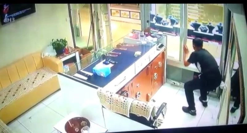 Gözü dönmüş soyguncu, aynı kuyumcuyu birkaç dakika arayla iki kez soydu

