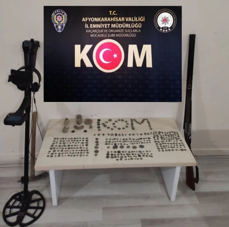 Mezar taşını dahi çalan define avcılarına polis operasyonu
