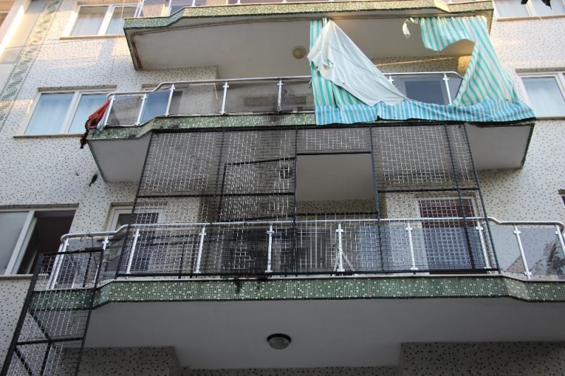 Kaynak makinesi balkon perdesini tutuşturdu
