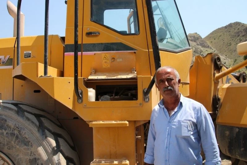 Kuş yavrularını iş makinesinde büyütüyor
