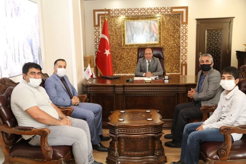 Kaymakam Solak, LGS Başkale birincisini ödüllendirdi
