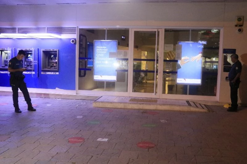 ATM kartını yutunca yetkiliye ulaşmak için bankanın camını kırdı
