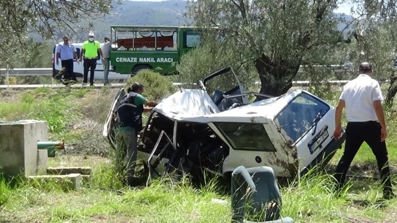 Şarampole uçup zeytin ağacına çarpan otomobil 2 kişiye mezar oldu
