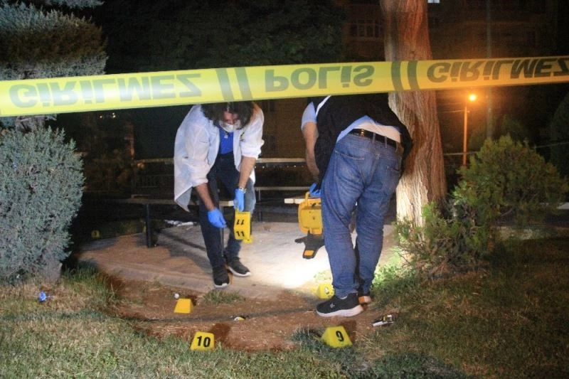 Ailesiyle parkta otururken silahlı saldırıya uğrayan şahıs hayatını kaybetti
