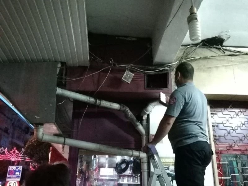 Pasajın çatı boşluğuna çıkan kedi, itfaiye ekiplerini uğraştırdı
