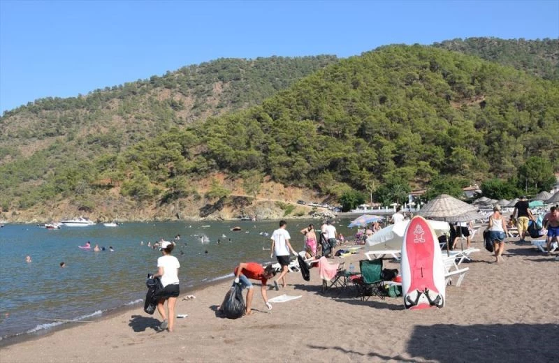 Adrasan sahilinde deniz ve çevre temizliği yapıldı