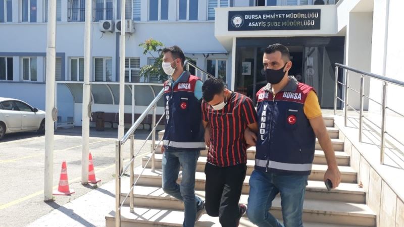 Bursa’da 51 suçtan kaydı bulunan kapkaççıyı elindeki yara bandı yakalattı
