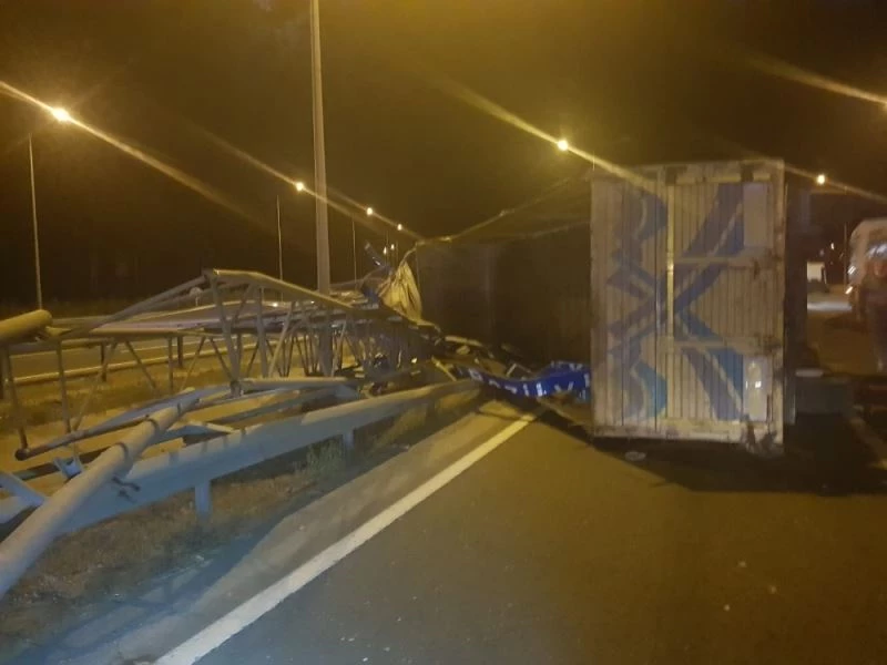 Açılan damper bilgilendirme tabelasını devirdi
