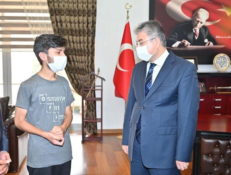 Vali Yılmaz’dan AYT birincisine ödül
