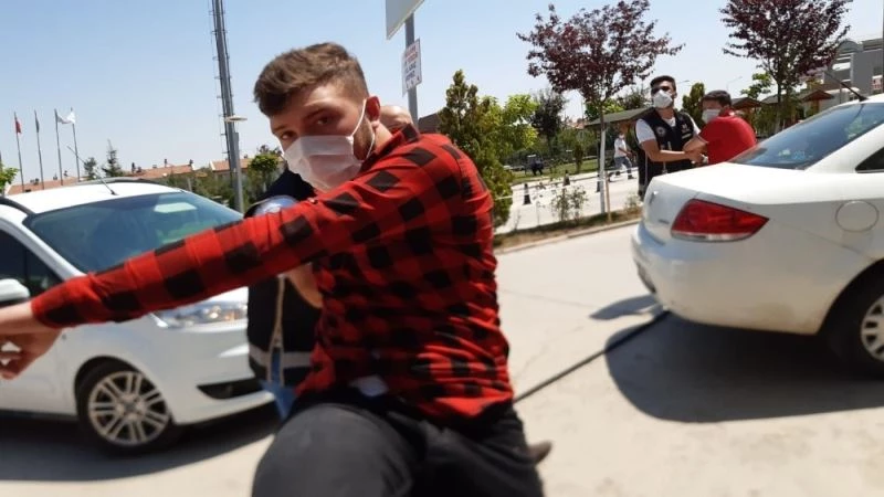 Kalpazanlar kendilerini görüntüleyen İHA kameramanına uçan tekme ile saldırdı
