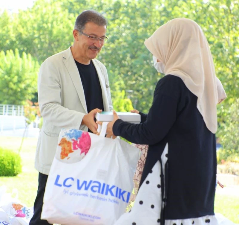 Eyüpsultanlı yetim çocuklara bayram sürprizi
