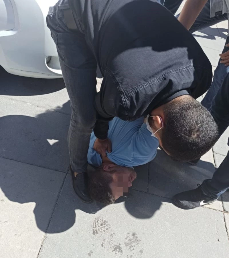 Ankara’da firmaları tehdit ederek rüşvet alan vergi müfettişi ve serbest muhasebeci yakalandı
