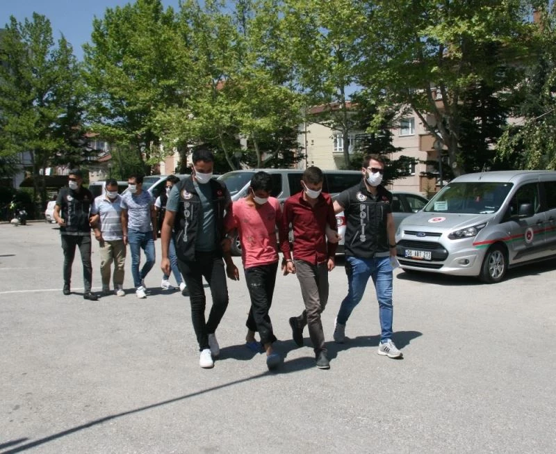 Adliyeye sevk edilen uyuşturucu zanlısı babasının arkasından böyle bağırdı:
