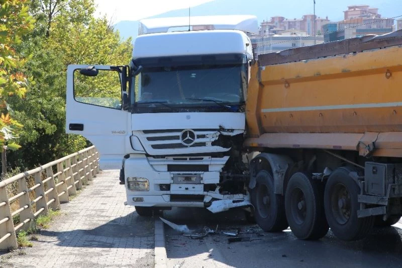 Tır, otomobile çarpmamak için yavaşlayan kamyona çarptı

