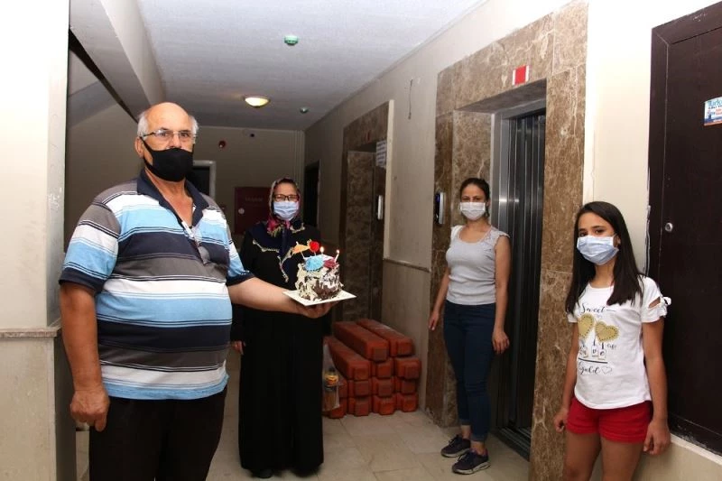 Karantinadaki torunlara doğum günü sürprizi
