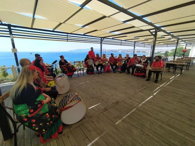 En çok oyu almak için çalıp oynadılar
