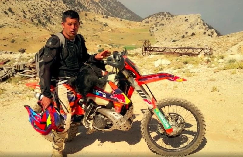 (Özel) 3 bin metre rakımda bulduğu yeni doğmuş buzağıyı 1.5 saat motor üzerinde taşıdı
