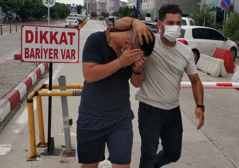 Polisi görünce uyuşturucu poşetini attı, yakalanmaktan kurtulamadı

