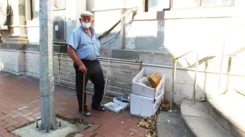 Cami duvarında çöpe tepki
