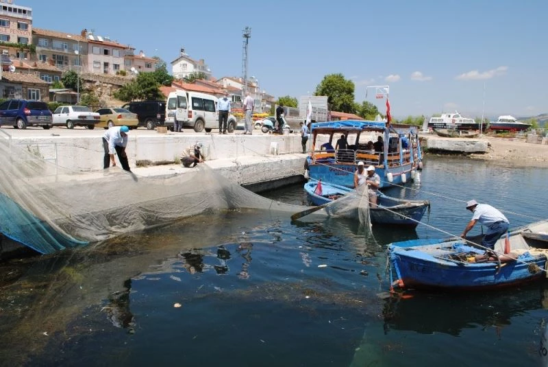 Eğirdir Gölü’nde ağlar bu defa gölü kirleten çöpler için atıldı

