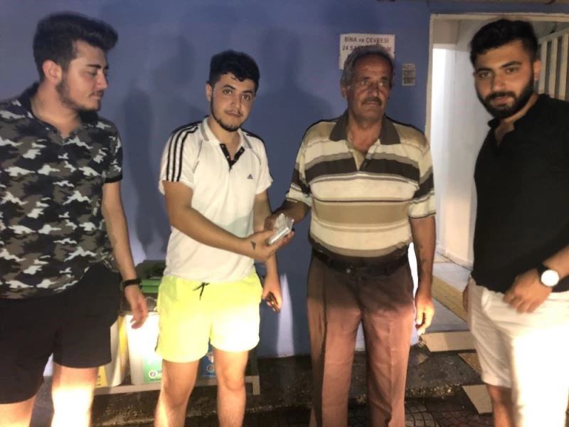 Samandağ’da buldukları parayı polis eşliğinde sahibine teslim etiler
