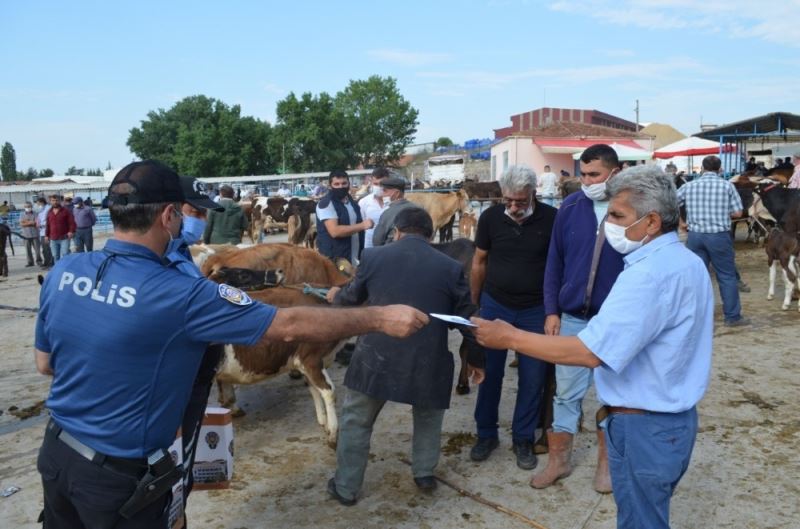 Merzifon’da fiziksel mesafe ve maske kontrolü yapıldı
