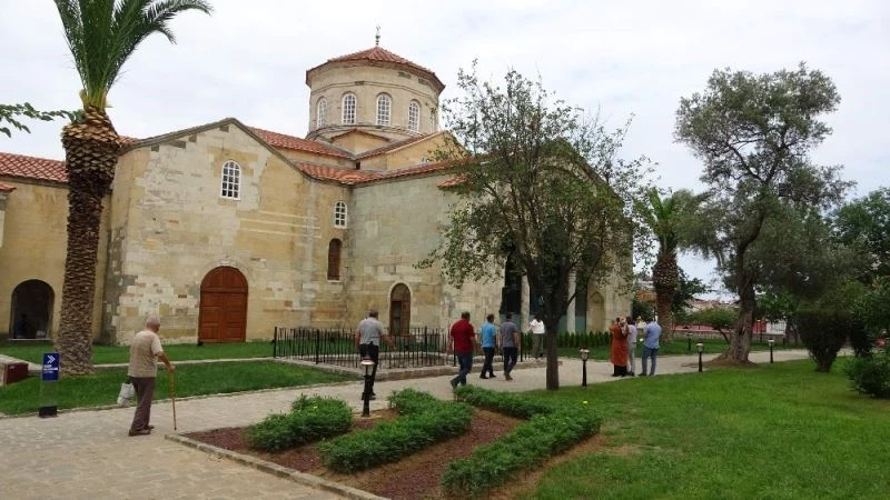 Ortahisar Ayasofya Camii açılışın ardından ziyaretçilerin akınına uğruyor
