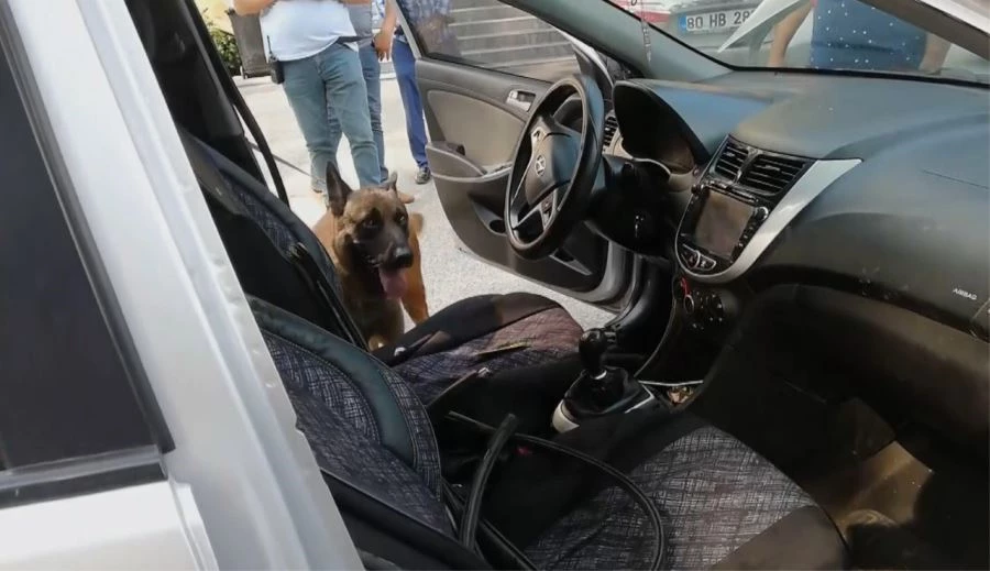 OTOMOBİLİN ZULASINDAN UYUŞTURUCU MADDE DOLU PİPET ÇIKTI