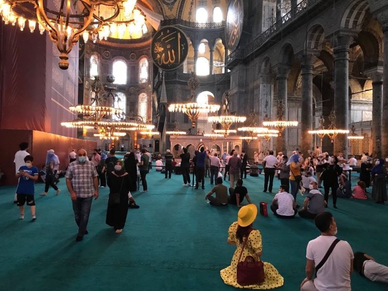 Ayasofya-i Kebir Cami-i Şerifi namaz öncesi dezenfektan ve gül suyu ile temizlendi
