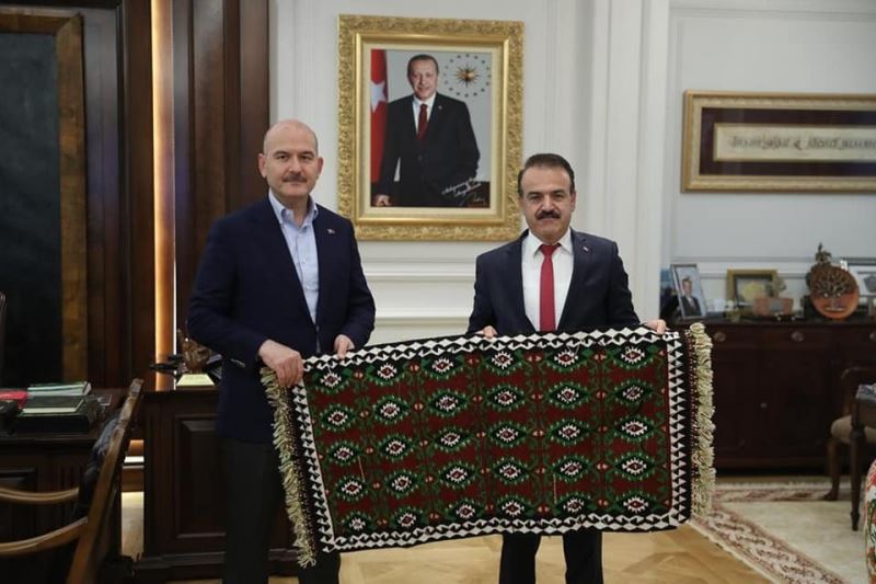 Uludere Belediye Başkanı Ürek, Bakan Soylu’ya el dokumalı kilim hediye etti
