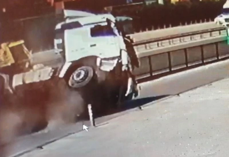 Kocaeli’de bor madeni yüklü tırın devrilme anı kamerada
