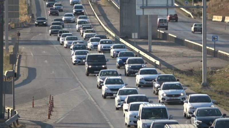 ’Kilit kavşak’ta bayram yoğunluğu: Kilometrelerce kuyruk oluştu
