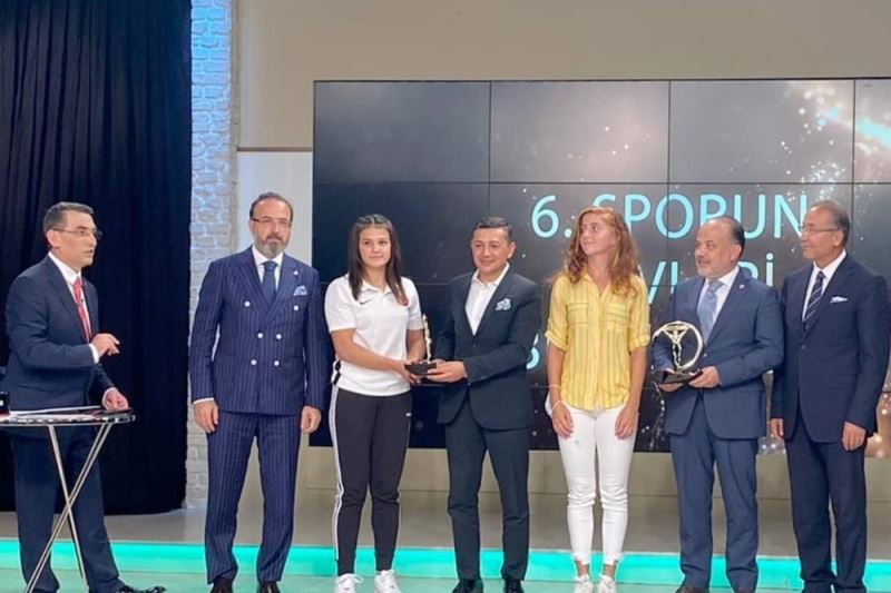 Dünya şampiyonu Habibe Afyonlu’ya onur ödülü
