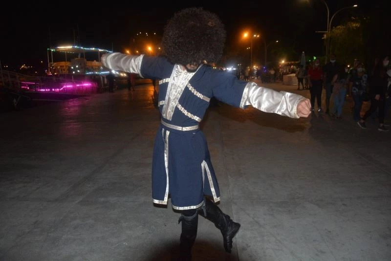 Azeri genç halk dansı gösteriyle izleyenleri mest ediyor
