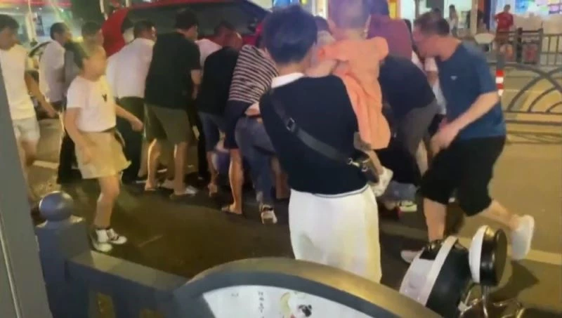 Çin’de kaza geçiren çocuğu aracı kaldırıp kurtardılar
