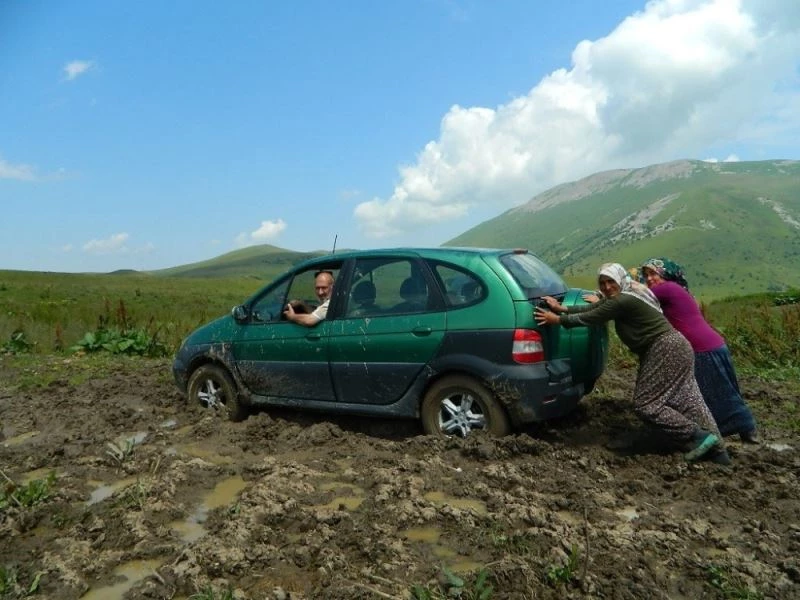 Posof yaylaları çamur bataklığına dönüştü
