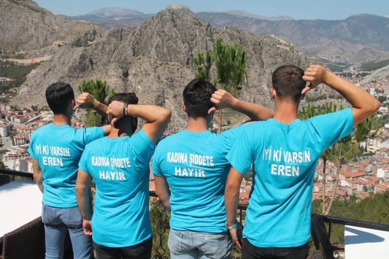 Kadına şiddete karşı tişörtlü farkındalık
