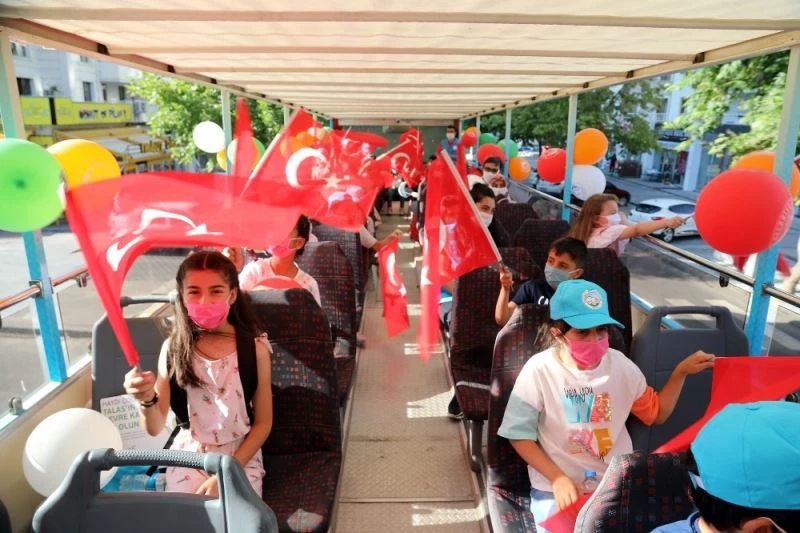 Başkan Yalçın, pandemi döneminde kitap okuyan çocukları sütü açık otobüsle gezdirdi
