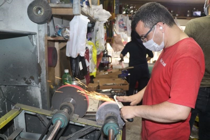 Siparişleri yetiştirmek için gece yarısına kadar çalışıyorlar
