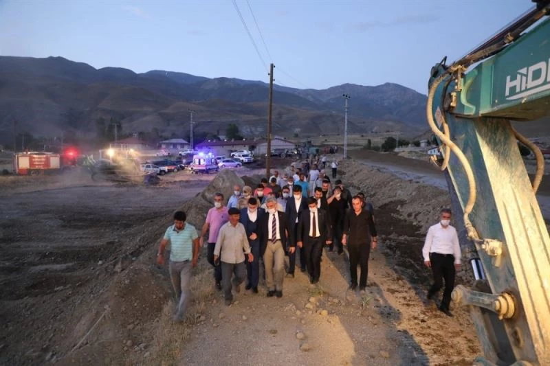 Sel sularının enerji hatlarını yıkma anı kameraya yansıdı
