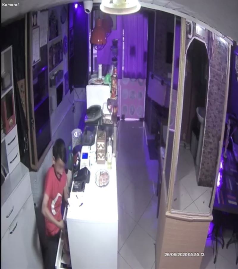 (Özel) İstanbul’da çocuk hırsızın lokantayı korkuyla soyduğu anlar kamerada
