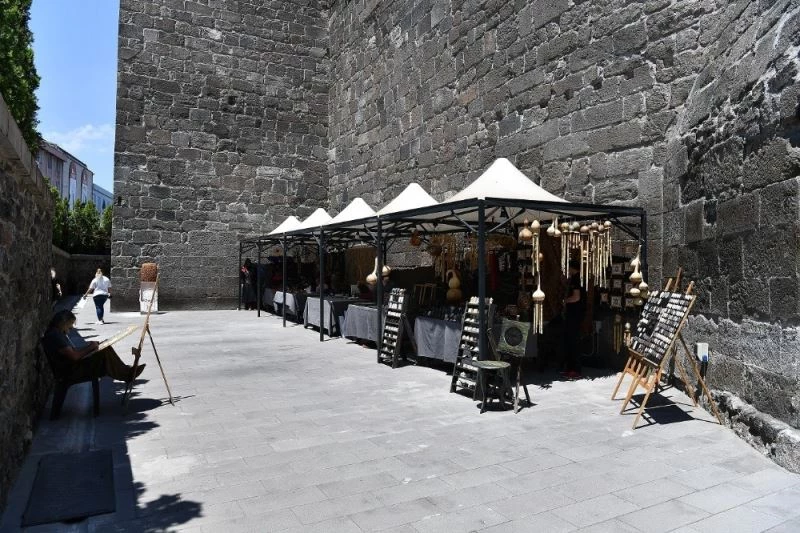 Kayserililer sanatçılar sokağı ile yeniden buluştu
