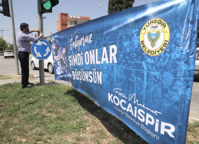 Yüreğir, Demirspor pankartları ile donatıldı
