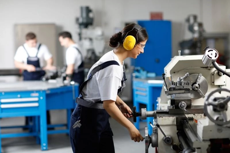 Coşkunöz Eğitim Vakfı, Meslek Edindirme Programı’nda ilklere imza atıyor
