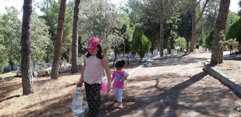 Bayram öncesi mezar başlarında yakınları için dua ettiler
