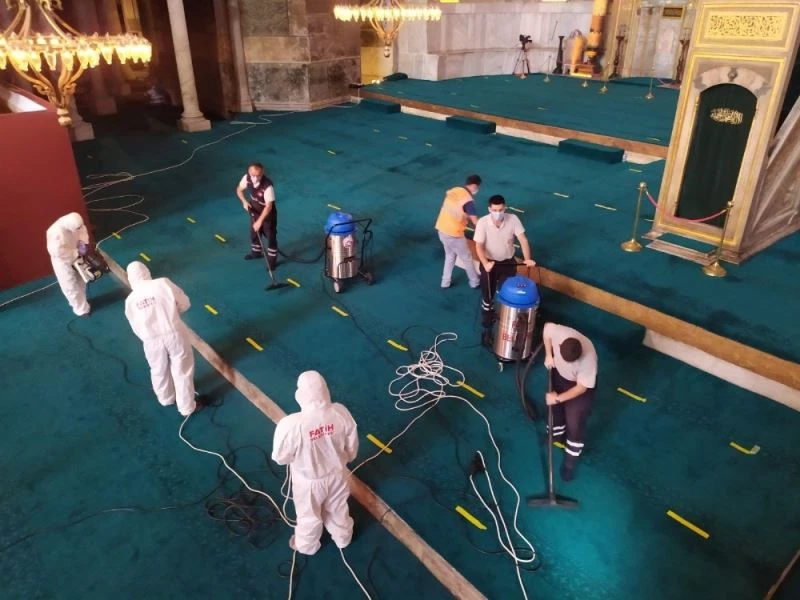 Ayasofya-i Kebir Camii Şerifi bayram namazına hazırlanıyor
